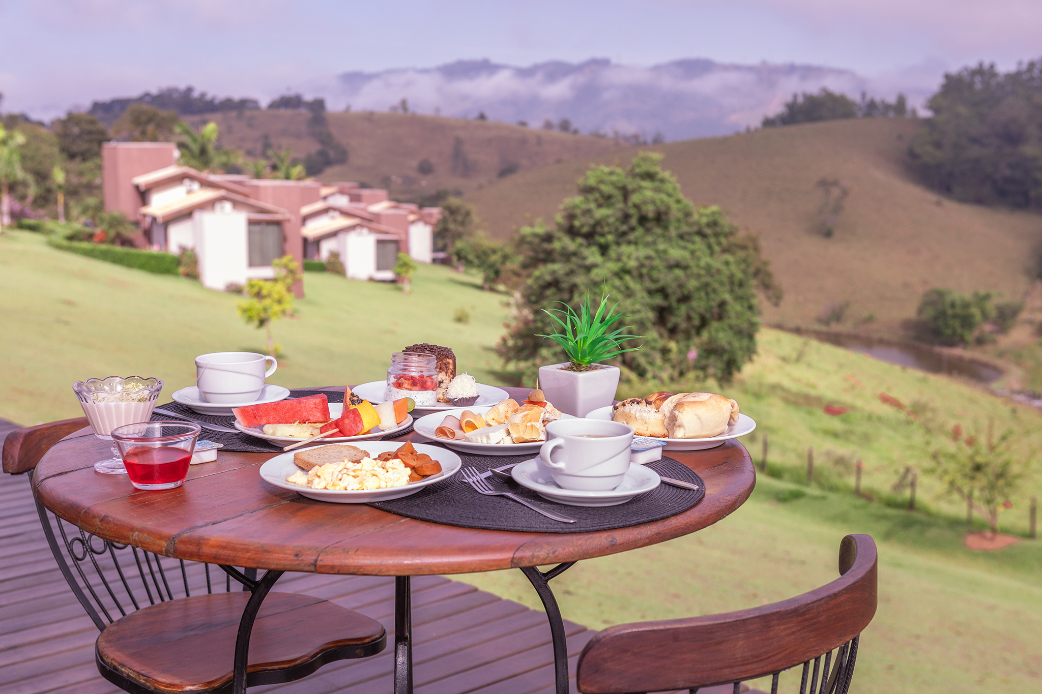 Café da manhã servido na varanda com vista